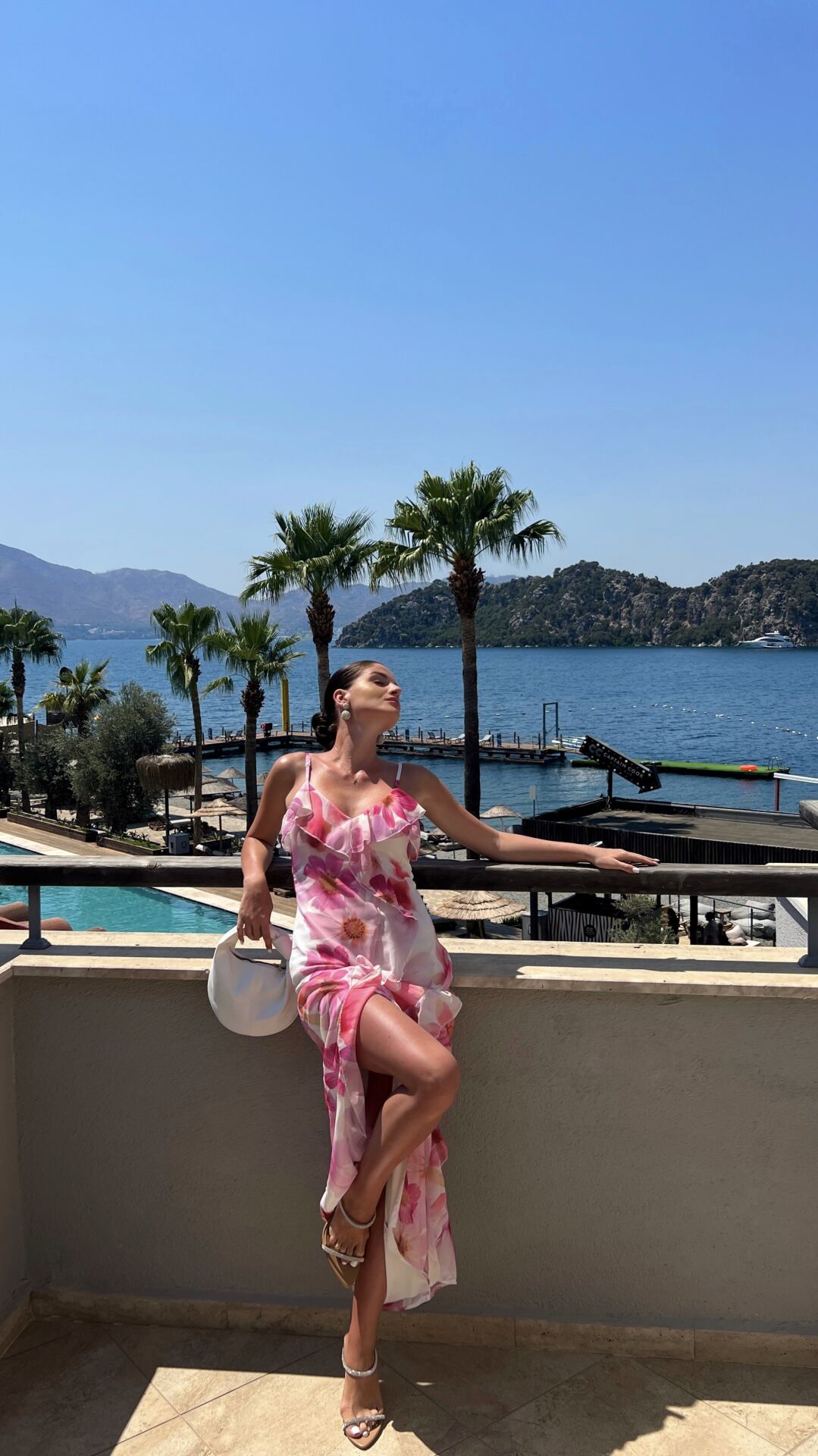 Pembe Desenli Askılı Fırfır Detaylı V Yaka Astarlı Maxi Uzun Boy Premium Elbise