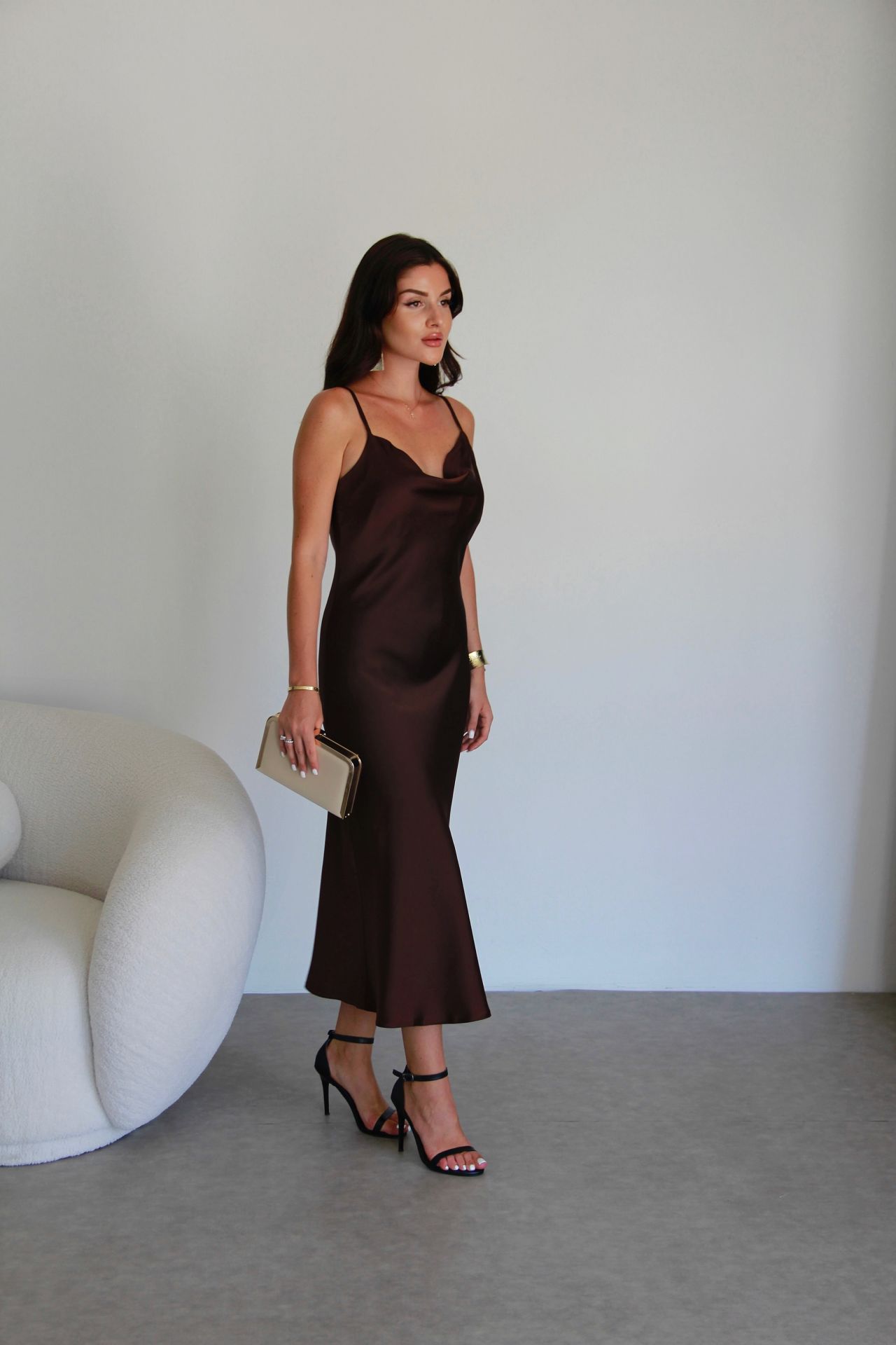 Julidress Acı Kahve Askılı Degaje Yaka Tok Kumaş Midi Boy Premium Saten Elbise