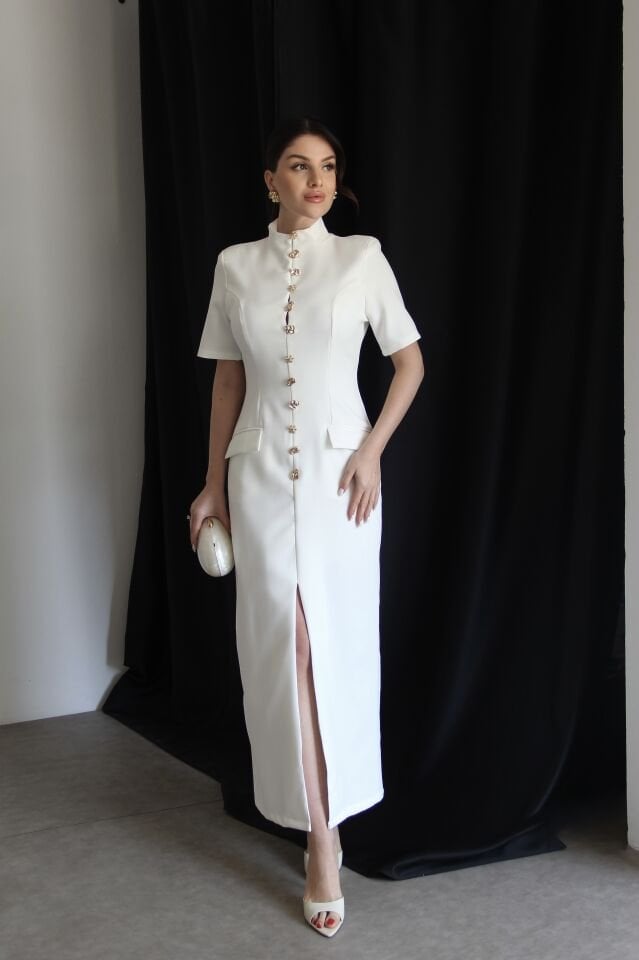 Beyaz Boydan Gold Düğme Detaylı V Yaka Yırtmaçlı Premium Maxi Uzun Elbise