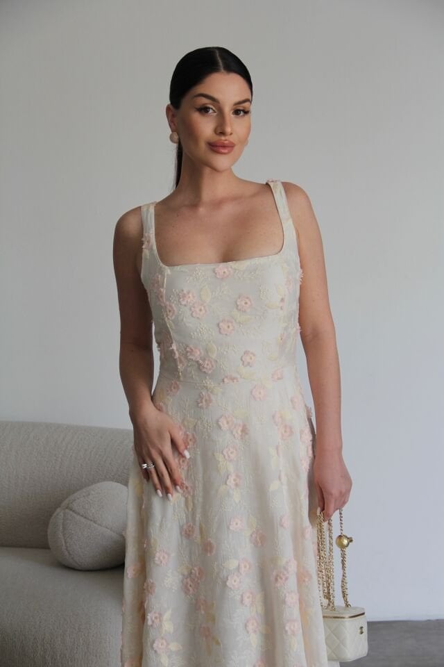 Nakış ve 3 Boyutlu Pembe Çiçek Desenli Askılı Tasarım Keten Elbise