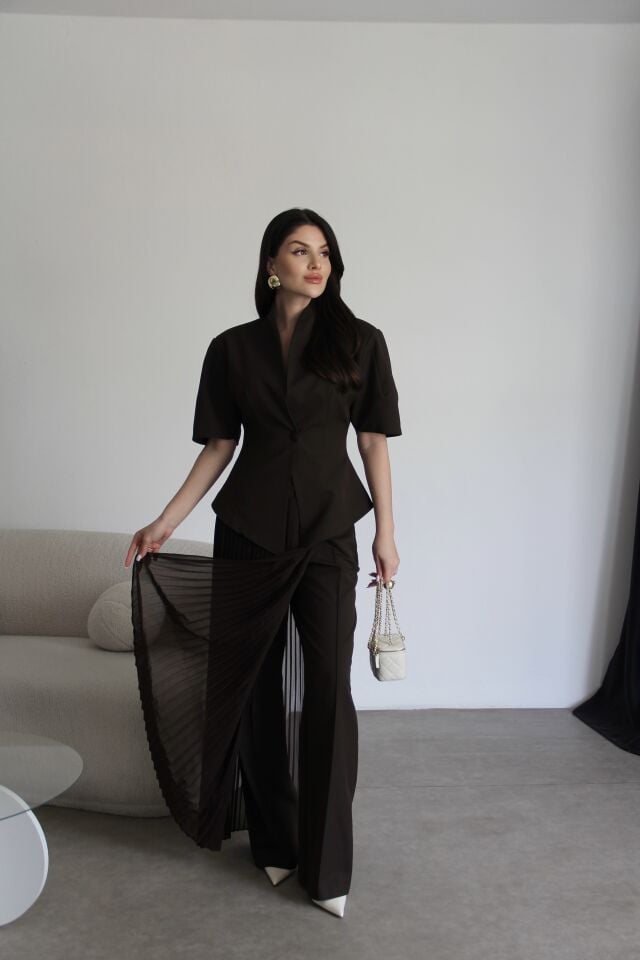 Kahve Tasarım Tek Düğme Ceket ve Çıkabilir Piliseli Etekli Pantolon Alt Üst Premium 3'lü Takım