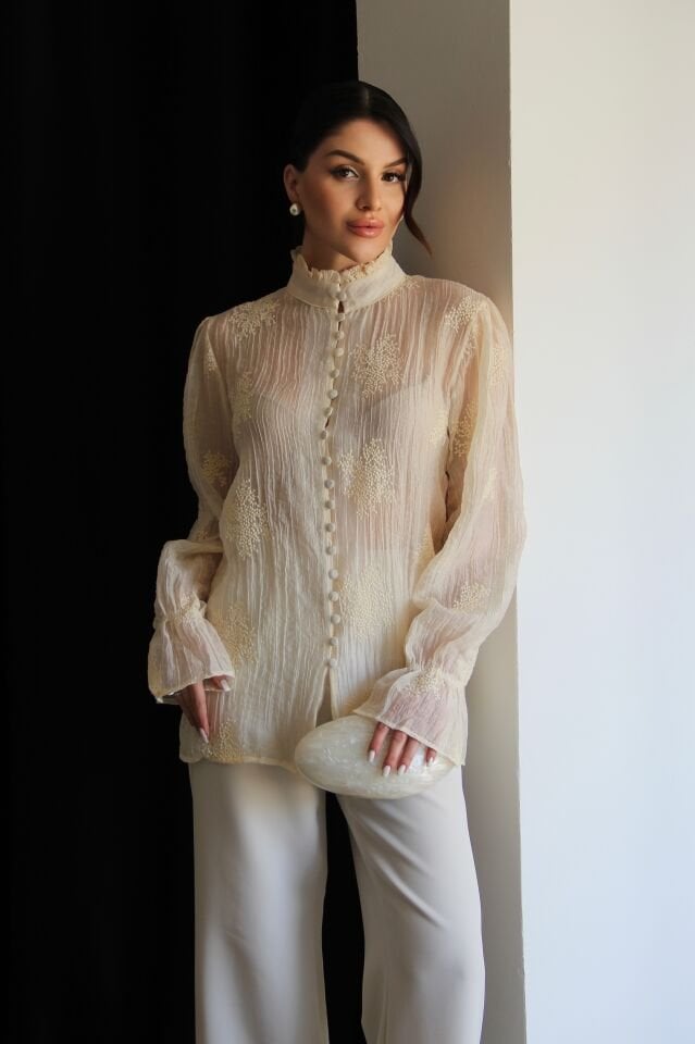 Krem Bej Dik Yaka Boydan Düğmeli Nakış Detaylı Premium Transparan Gömlek