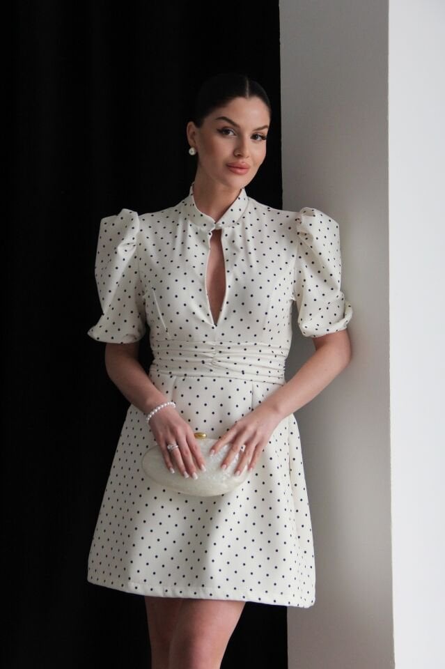 Belden oturmalı mini puantiyeli elbise