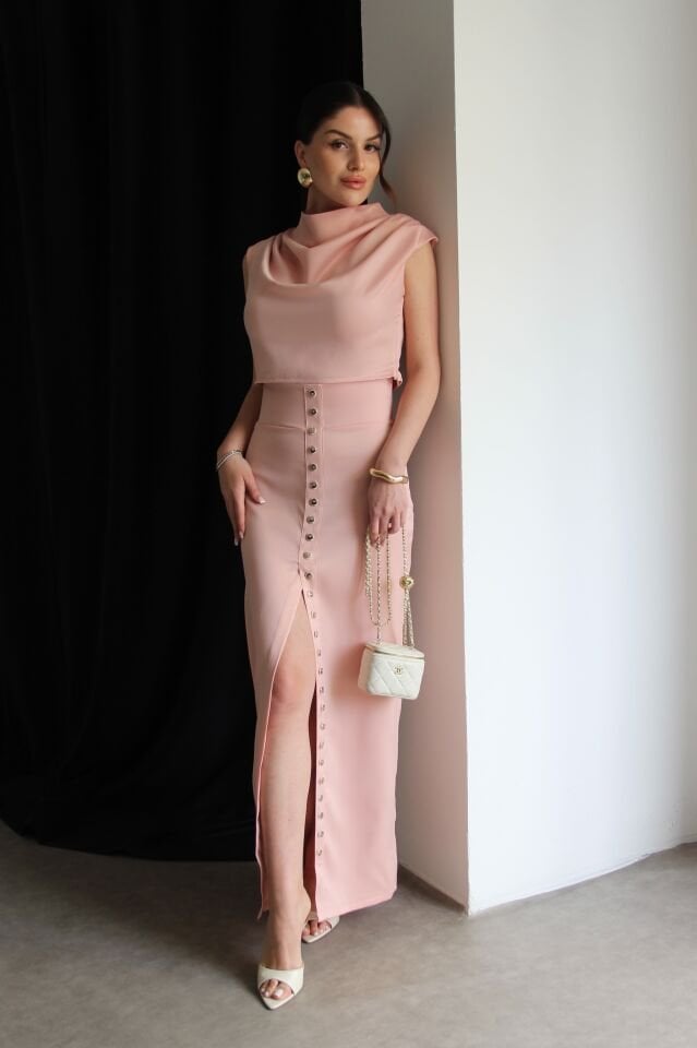 Pembe Şeftali Bluz ve Düğme Detaylı Uzun Maxi Etekli Premium Saten Takım