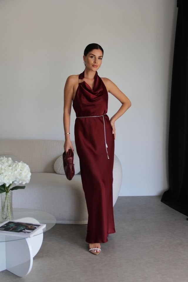 Bordo Boyundan Bağlamalı Gold Aksesuar Detaylı Maxi Uzun Boy Premium Saten Elbise