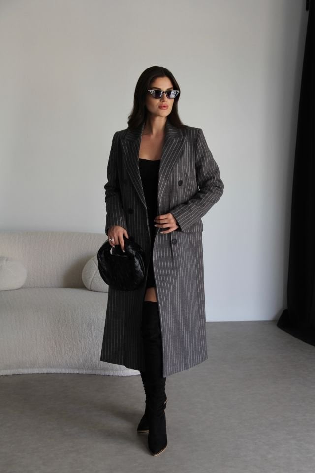 Antrasit Gri Çizgili Kapaklı Cepli Düğmeli Astarlı Premium Uzun Kaban