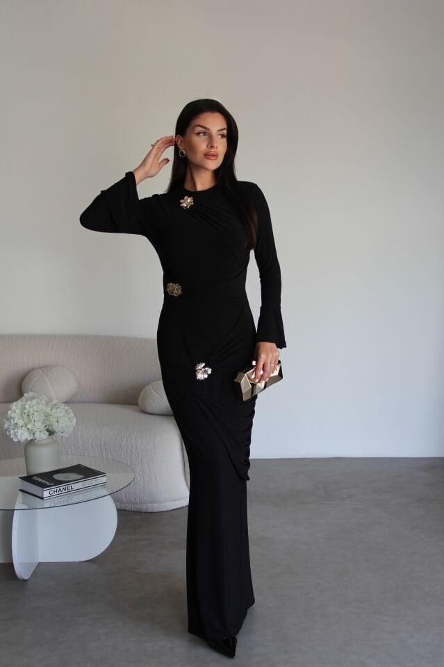 Siyah Gold Metal Broş Detaylı Maxi Uzun Premium Büzgülü Elbise