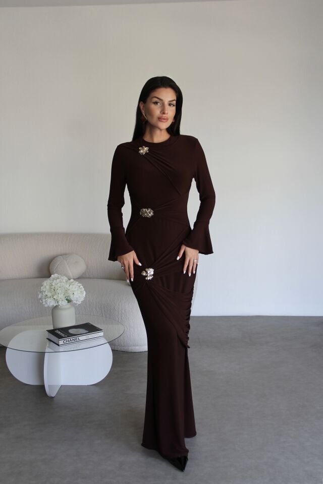 Kahve Gold Metal Broş Detaylı Maxi Uzun Premium Büzgülü Elbise