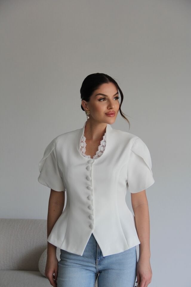 Beyaz Dantel Detaylı Vatkalı Tasarım Blazer Ceket