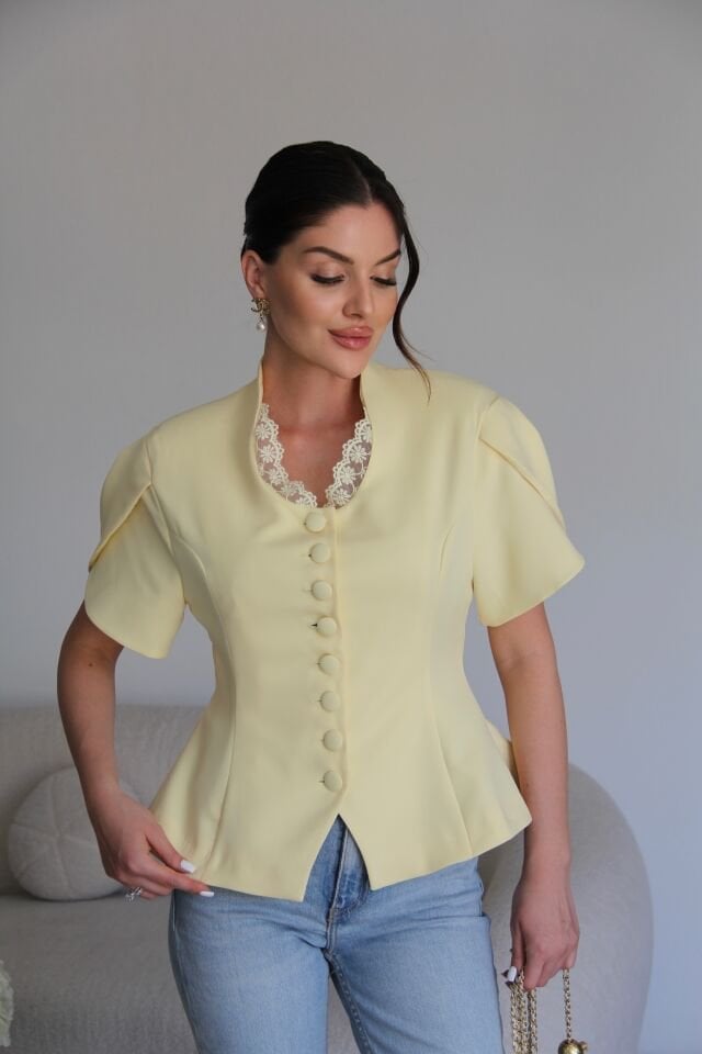 Sarı Dantel Detaylı Vatkalı Tasarım Blazer Ceket