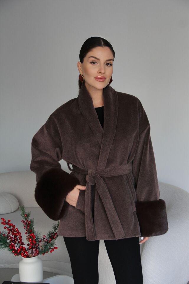 Kuşaklı Kolları Çıkabilir Kürk Detaylı Premium Kaşe Kaban