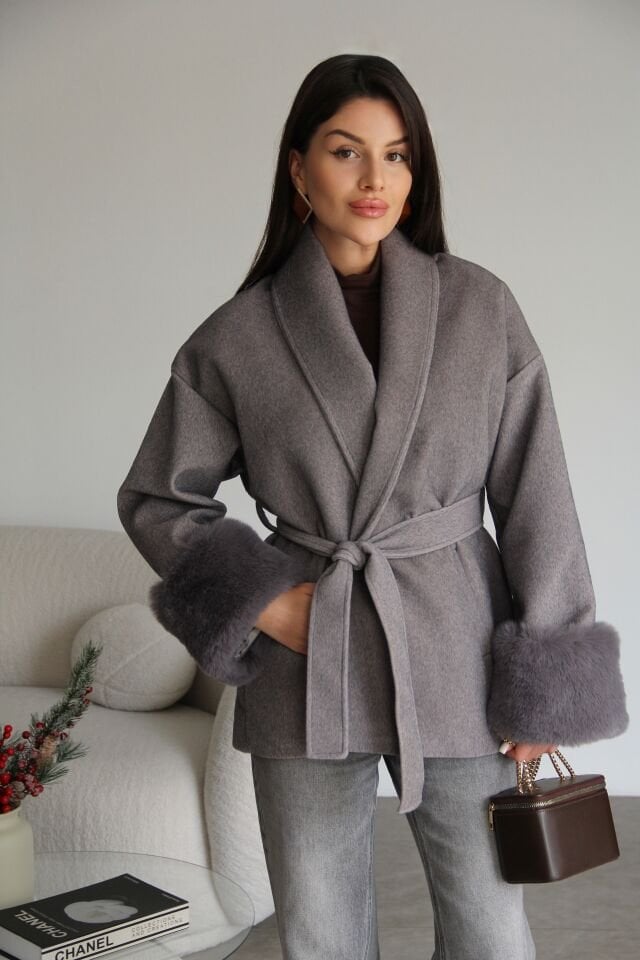 Gri Kuşaklı Kolları Çıkabilir Kürk Detaylı Premium Kaşe Kaban