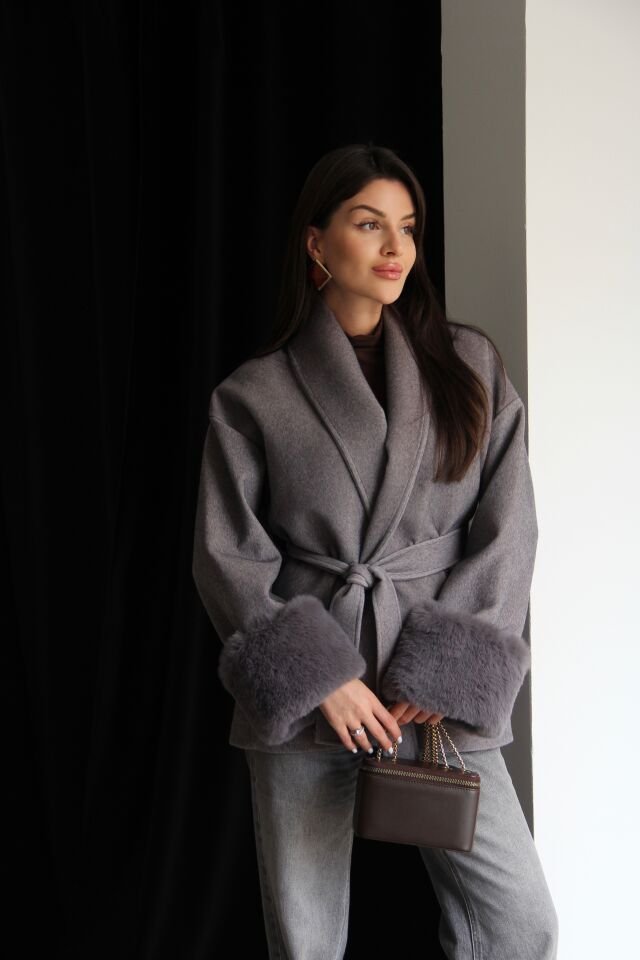 Gri Kuşaklı Kolları Çıkabilir Kürk Detaylı Premium Kaşe Kaban