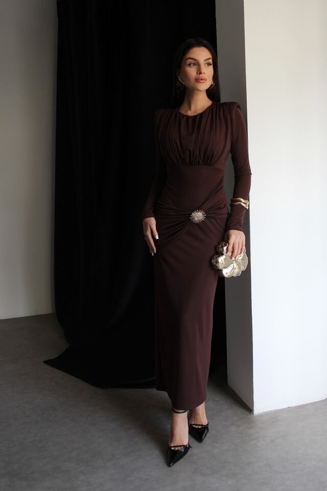 Kahve Gold Broş Detaylı Midi Boy Premium Büzgülü Elbise