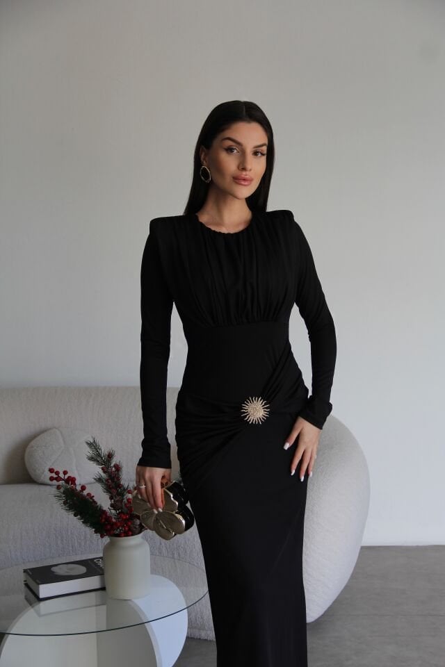 Siyah Gold Broş Detaylı Midi Boy Premium Büzgülü Elbise