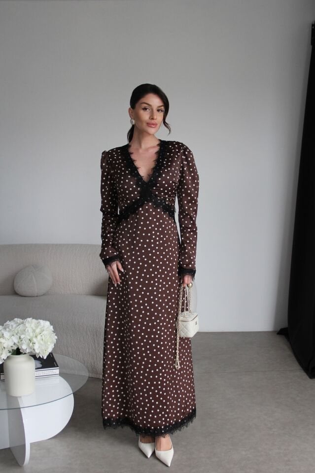 Kahve Dantel Detaylı Sırt Dekolteli Premium Maxi Uzun Puantiyeli Saten Elbise