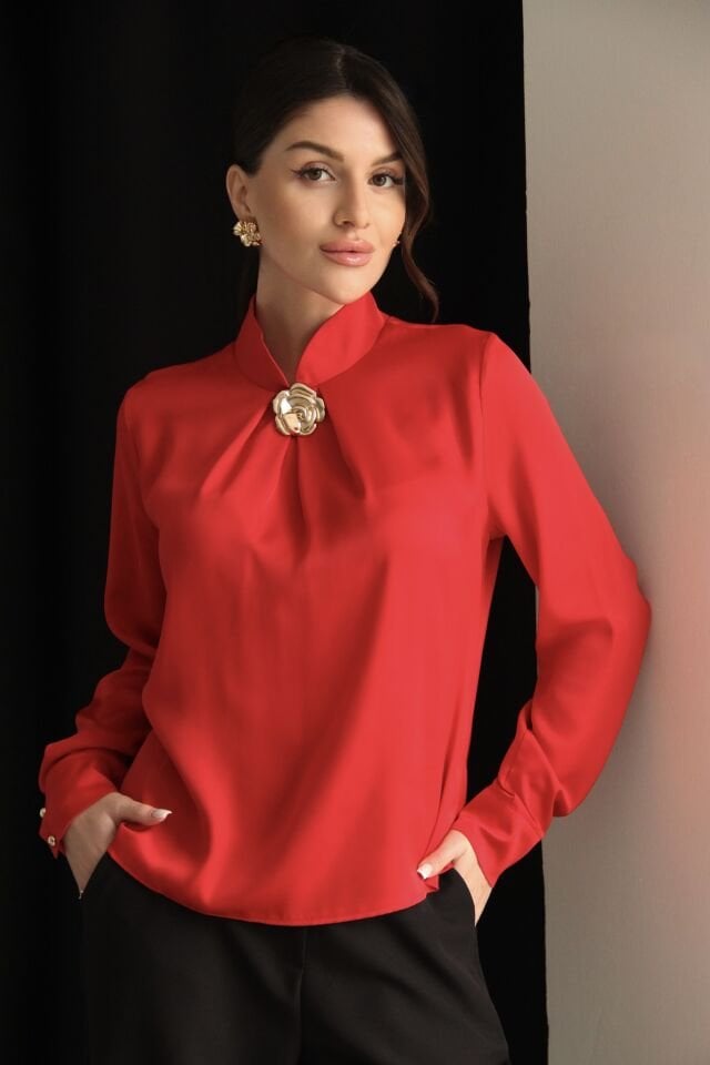 Kırmızı Dik Yaka Gold Broş Detaylı Premium Saten Bluz Gömlek