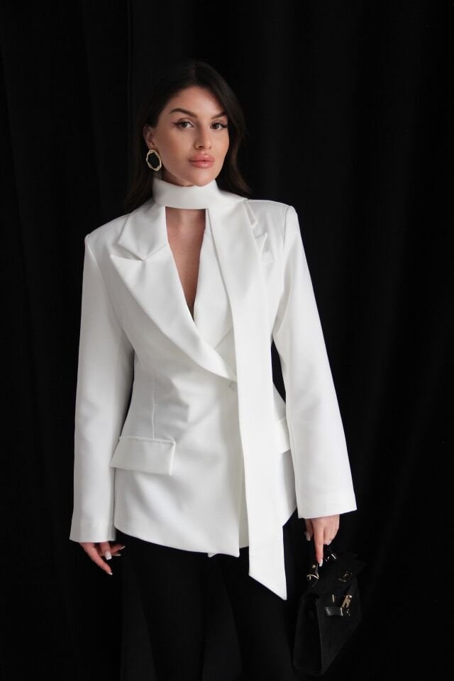 Bele Oturan Kuşak Detaylı Tasarım Blazer Ceket