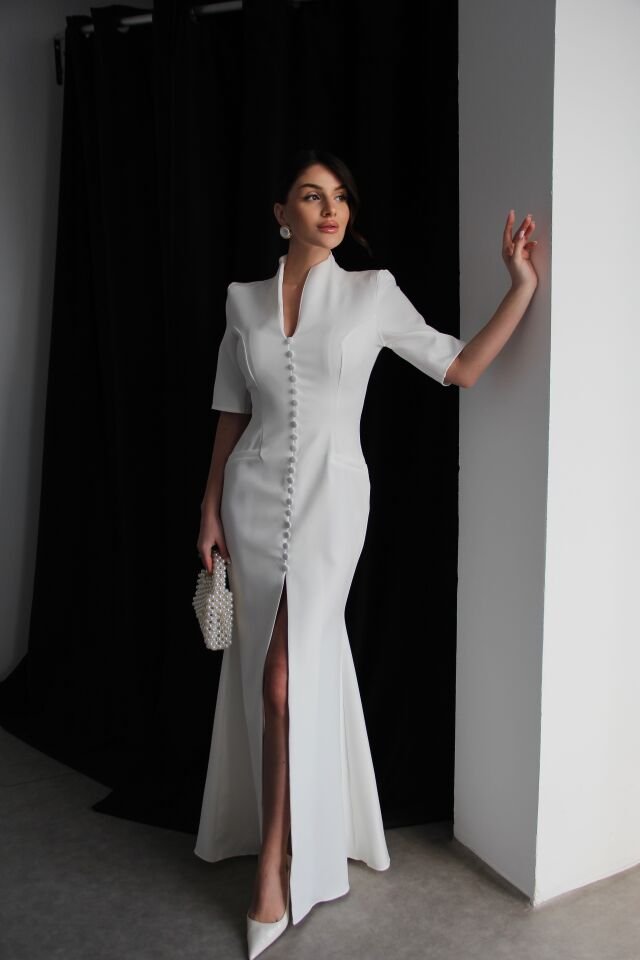 Beyaz Vatkalı Boydan Düğme Detaylı V Yaka Yırtmaçlı Premium Maxi Uzun Takım