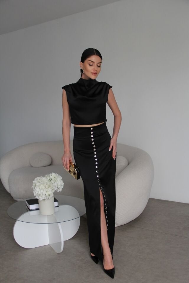 Siyah Kolsuz Bluz ve Düğme Detaylı Uzun Maxi Etekli Premium Saten Takım