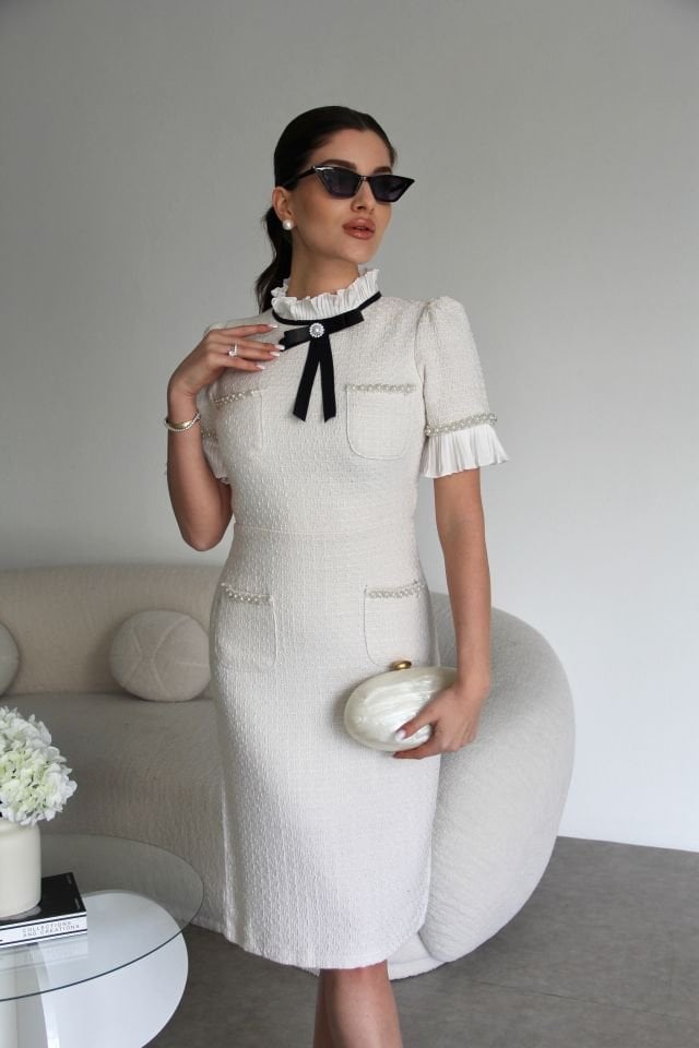 Beyaz Dik Yaka inci ve Kurdele Detaylı Premium Tüvit Elbise
