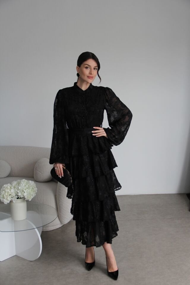 Siyah Boydan Düğmeli Nakışlı Kuşaklı Beli Lastik Detaylı Kat Kat Premium Tasarım Elbise