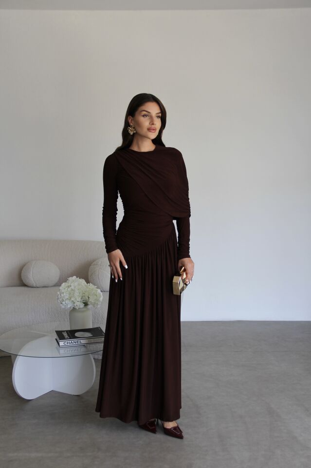 Kahve Omuz Detaylı Çapraz Büzgülü Maxi Uzun Premium Elbise