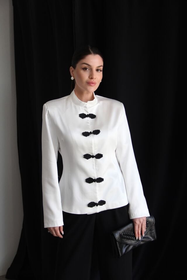 Beyaz Napolyon Nakış Düğmeli Astarlı Vatkalı Premium Tasarım Saten Ceket