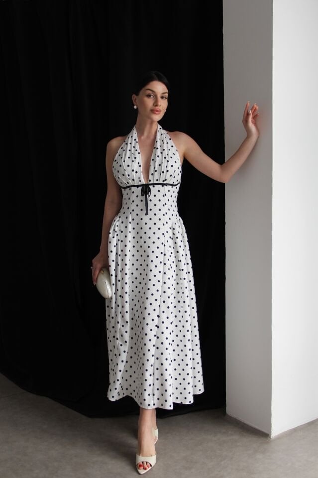Boyundan Bağlamalı Kurdele Detaylı Maxi Uzun Boy Puantiyeli Elbise